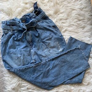 NWT- A&F High waisted paperbag mom jean 27short